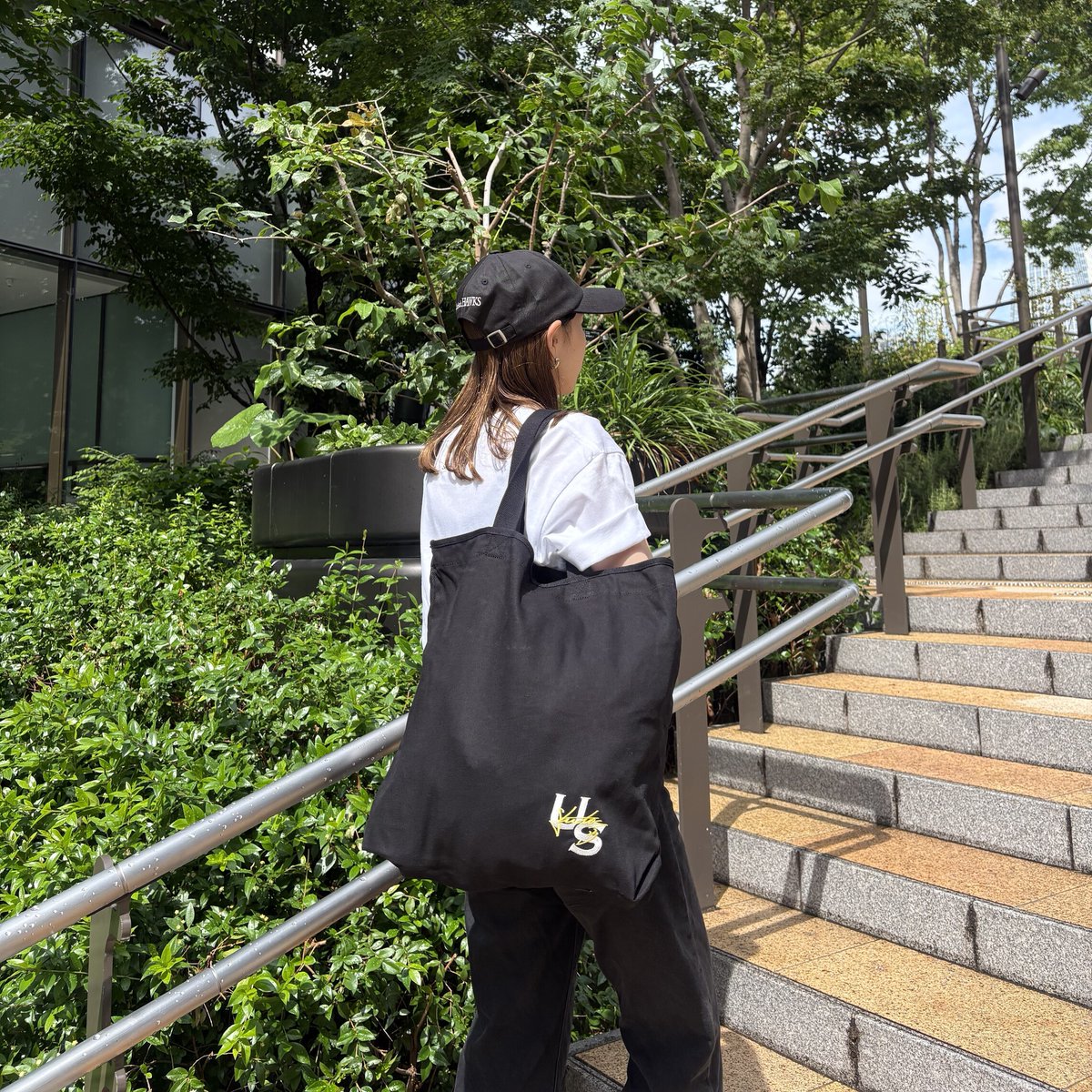 sbhawks_goods's tweet photo. ／
選手イニシャル刺繍アパレル
スタッフが着用してみました📸
＼

シンプルでおしゃれな刺繍デザインがポイント🪡

日常にもさりげなく推し選手を取り入れよう🌟

アイテムラインナップ📝
Tシャツ/キャップ/バケットハット/トートバッグ

商品はこちら💁‍♂️ https://t.co/SnJsixBoZ2

#sbhawks https://t.co/YHBKZh57yi