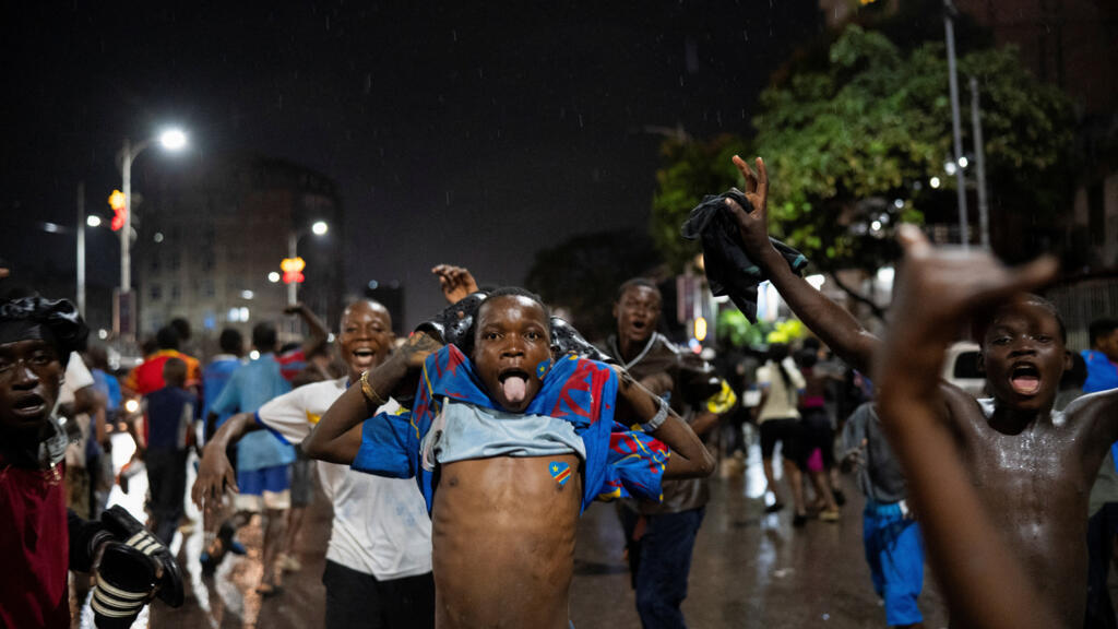 LitsaniChoukran's tweet photo. De l'avenue Elengesa aux marchés de Matonge, Kinshasa a explosé de joie au but de Wissa contre le Portugal. Reportage sur une capitale qui s'est reconnue dans ses Léopards. https://t.co/9MqrXBZIpT https://t.co/CfRTKIXwP2