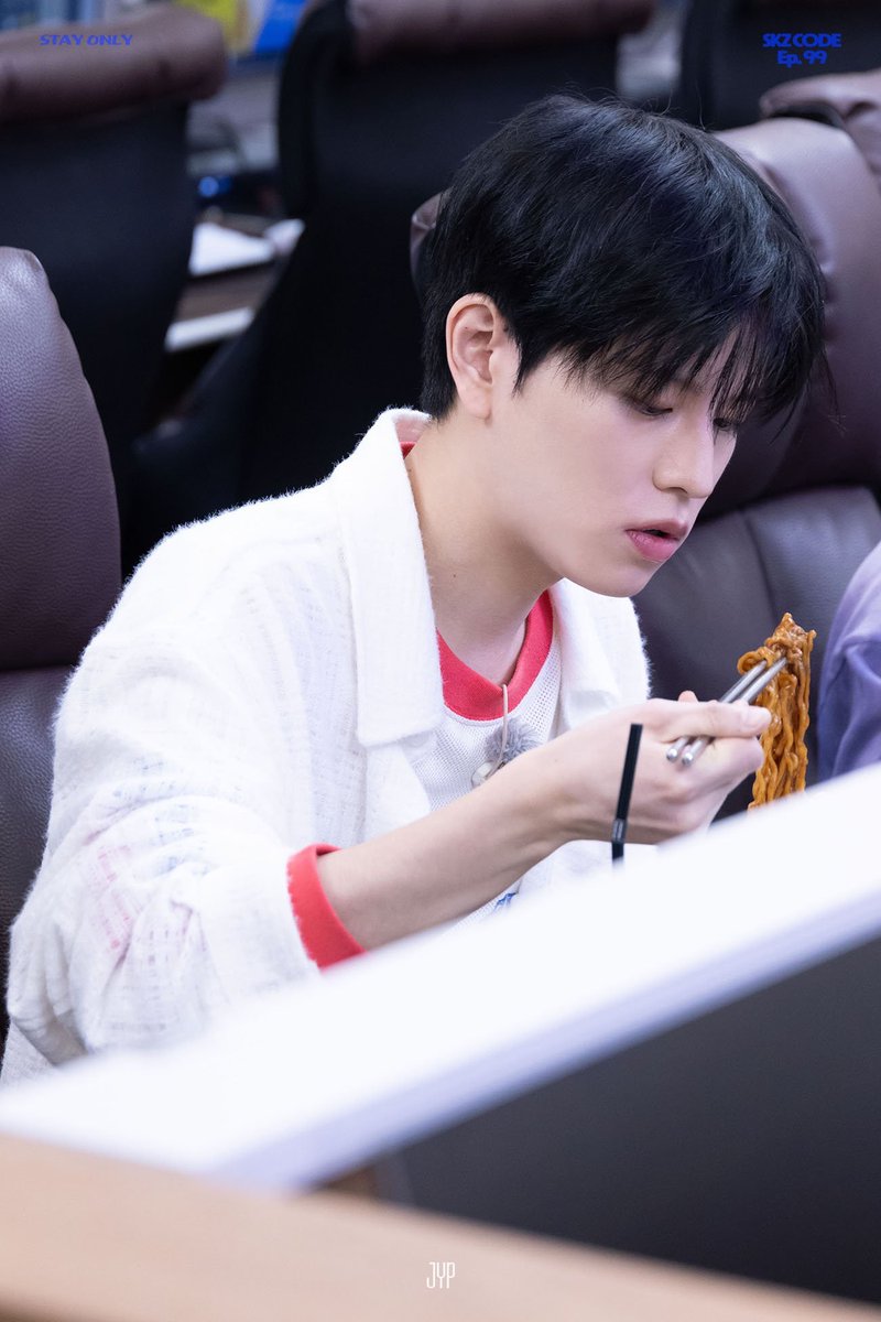 SEUNGM1NE's tweet photo. just Seungmin &amp; his noodles against the world😭 https://t.co/3uUahqQpwa