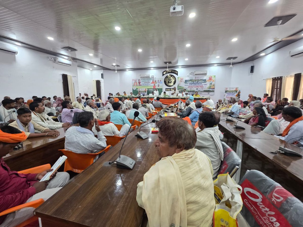 cdo_banda's tweet photo. आज विकास भवन सभागार, बॉदा में ‘प्राकृतिक खेती कार्यशाला-2026’ का आयोजन किया गया।
कार्यक्रम में आयुक्त महोदय चित्रकूटधाम मंडल श्री अजीत कुमार ने किसानों को प्राकृतिक खेती अपनाने के लिए प्रेरित किया। @DM_Banda1  @CMOfficeUP @kpmaurya1 @UpRuralDev https://t.co/rQi7UXkJv0