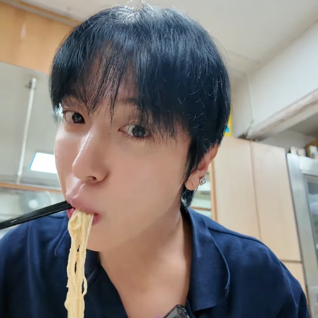 always_boice's tweet photo. 이분 면을 왜 이렇게 귀엽게 먹는건지 알려주실분... https://t.co/wJ1TeAdMvG