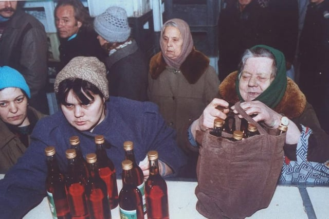 eastblocvisuals's tweet photo. Queuing for alcohol in the USSR, 1990. https://t.co/tiNSBw3xTY
