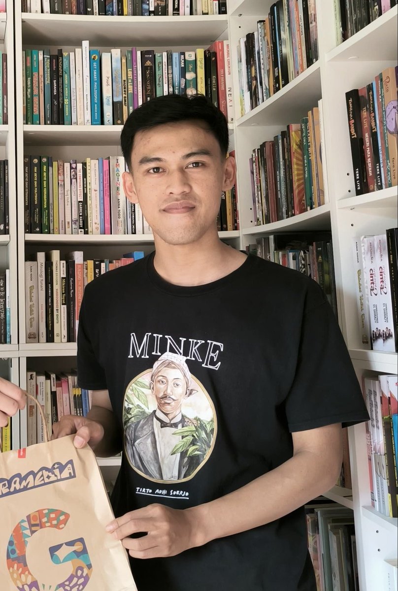cloveswithoutc's tweet photo. Si bangsat Ripan 😭

Bayangin tuh, buku sebanyak itu hasil nipu warga twitter 😭 https://t.co/4bICo9qkqa
