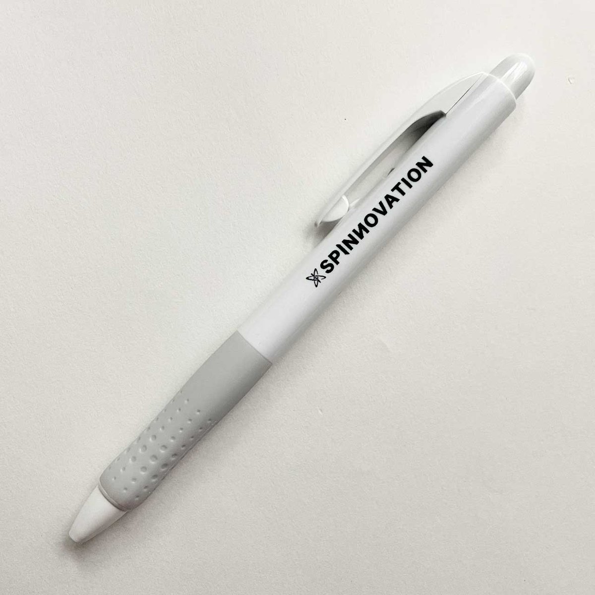 SPINNOVATION_ps's tweet photo. 【✨新商品情報✨】

・楽ノック 白グレー Spinnovationロゴver
グレーのグリップが付いた楽ノックがSpinnovationのロゴを付けて再登場！

・ハイテックC
PILOT製の純正品ハイテックCです。 https://t.co/x5CwKMCgbN