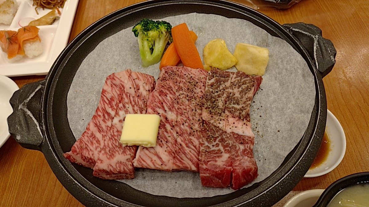 minakooono's tweet photo. ホテルの夕飯はビュッフェに追加で金目鯛の煮付けに静岡黒毛和牛ステーキ
アルコール、ドリンク飲み放題だが2人共呑まないから食べるのに集中(笑)
食後に入ったお風呂は誰も居ず1人満喫<⁠(⁠￣⁠︶⁠￣⁠)⁠>
#西伊豆 #ビュッフェ #地元メニュー https://t.co/iV91nfF0pO