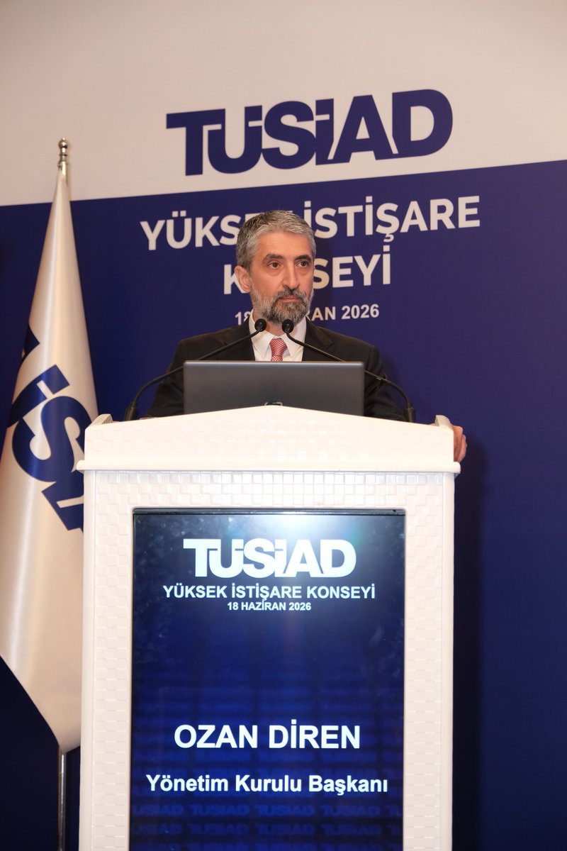 TUSIAD's tweet photo. 📌 TÜSİAD Yüksek İstişare Konseyi Toplantısı gerçekleşti.

Toplantının açılış konuşmaları, TÜSİAD Yüksek İstişare Konseyi Başkanı Ömer Aras ve TÜSİAD Yönetim Kurulu Başkanı Ozan Diren tarafından yapıldı.

Uluslararası Enerji Ajansı Başkanı Fatih Birol toplantıya onur konuğu olarak katılarak bir konuşma gerçekleştirdi. Konuşmanın ardından, TÜSİAD Yönetim Kurulu Başkan Yardımcısı Fatih Kemal Ebiçlioğlu'nun moderasyonunda, Fatih Birol'un katılımıyla bir oturum düzenlendi.

Toplantıda ayrıca TÜSİAD Maliyet Bazlı Rekabet Gücü Endeksi'nin (TÜSİAD-RGE) sektörel sonuçları tanıtıldı. Oturum, TÜSİAD Baş Ekonomisti Gizem Öztok Altınsaç’ın moderasyonunda Bilkent Üniversitesi öğretim üyesi Prof. Dr. Hakan Kara, Saha Analytics Kurucu Ortağı Dr. Şeref Saygılı ve Saha Analytics Kurucu Ortağı-CEO Oğuz Atuk'un katılımı ile gerçekleşti. Oturumda geçtiğimiz yıl yayınlanmaya başlayan TÜSİAD-RGE’nin kapsadığı 10 sektöre ilişkin veriler ilk kez sunularak rekabetçiliği etkileyen dinamikler sektörel düzeyde ele alındı. TÜSİAD-RGE’nin 2026 1. Çeyrek sonuçlarına dair sektörel verileri de içeren rapor, 26 Haziran Cuma günü yayınlanacak.

🔗 Açılış konuşmalarına erişmek için: https://t.co/StTEhArLGg