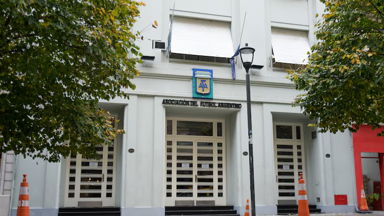 infobae's tweet photo. LA JUSTICIA AVALÓ EL CAMBIO DE DOMICILIO DE LA AFA A LA PROVINCIA DE BUENOS AIRES Y DECLARÓ NULA LA DESIGNACIÓN DE VEEDORES

La Cámara Civil dio por cancelada la inscripción de la AFA en el Registro Público a cargo de la Inspección General de Justicia y declaró la nulidad de la designación de veedores en la entidad madre del fútbol argentino.

La Cámara Nacional en lo Civil falló a favor de la AFA, dio por cancelada su inscripción en el Registro Público a cargo de la Inspección General de Justicia y declaró la nulidad de una resolución del Ministerio de Justicia que designó veedores en la entidad madre del fútbol argentino.

Infobae 📎 https://t.co/xx7Z8KwzpN