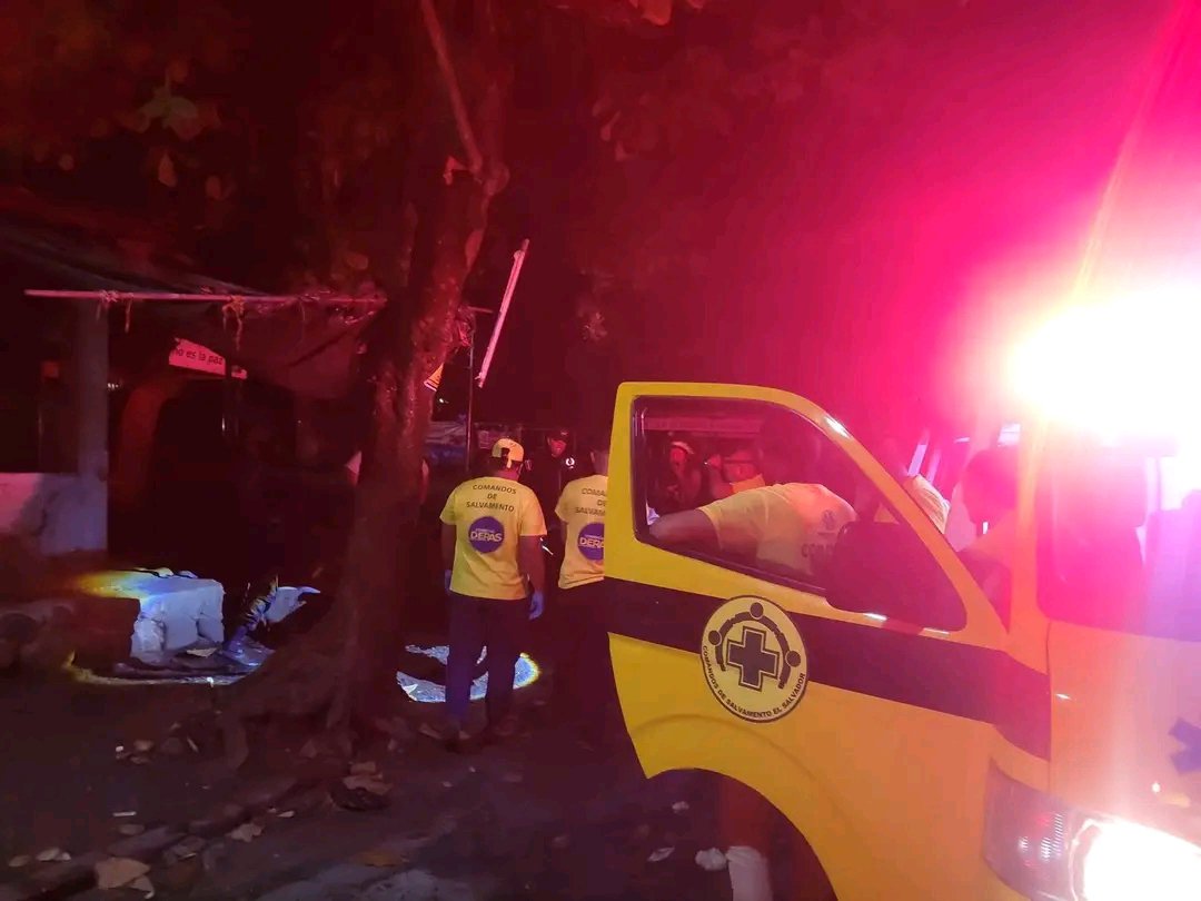 MundoDigitalSV1's tweet photo. 🚨 MOTOCICLISTA RESULTA LESIONADO TRAS ACCIDENTE EN SANTIAGO NONUALCO

Anoche se registró un accidente de tránsito sobre la carretera antigua a Zacatecoluca, a la altura del desvío hacia San Pedro Nonualco, en Santiago Nonualco.

Según reportes, un motociclista impactó contra la parte trasera de un vehículo. El conductor resultó lesionado y fue trasladado por otro motociclista a un centro asistencial para recibir atención médica.