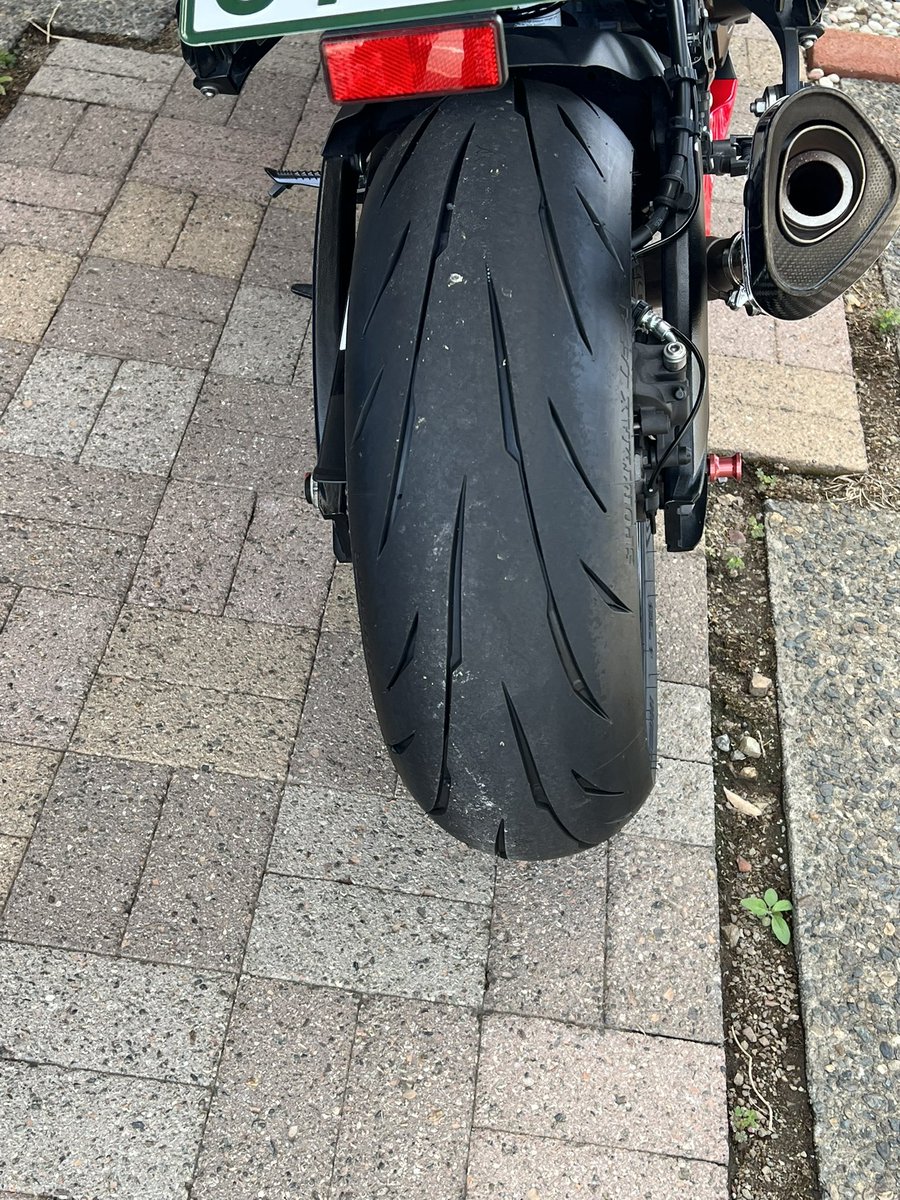 bK2Nn9s5k6W9XBU's tweet photo. R1000車検から上がってきた
フロントフォークのダストシール？が割れてきたのでどうせならとオーバーホール
タイヤ前後とチェーン 前後スプロケと交換
トータルコーディネートができない人なので無難なところで(笑) https://t.co/fAEZmu4j9L