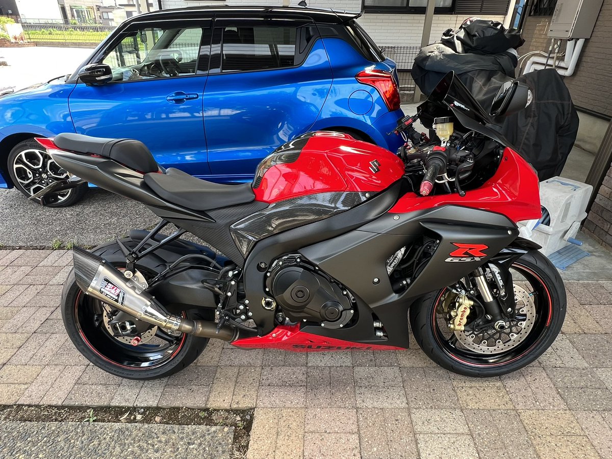 bK2Nn9s5k6W9XBU's tweet photo. R1000車検から上がってきた
フロントフォークのダストシール？が割れてきたのでどうせならとオーバーホール
タイヤ前後とチェーン 前後スプロケと交換
トータルコーディネートができない人なので無難なところで(笑) https://t.co/fAEZmu4j9L