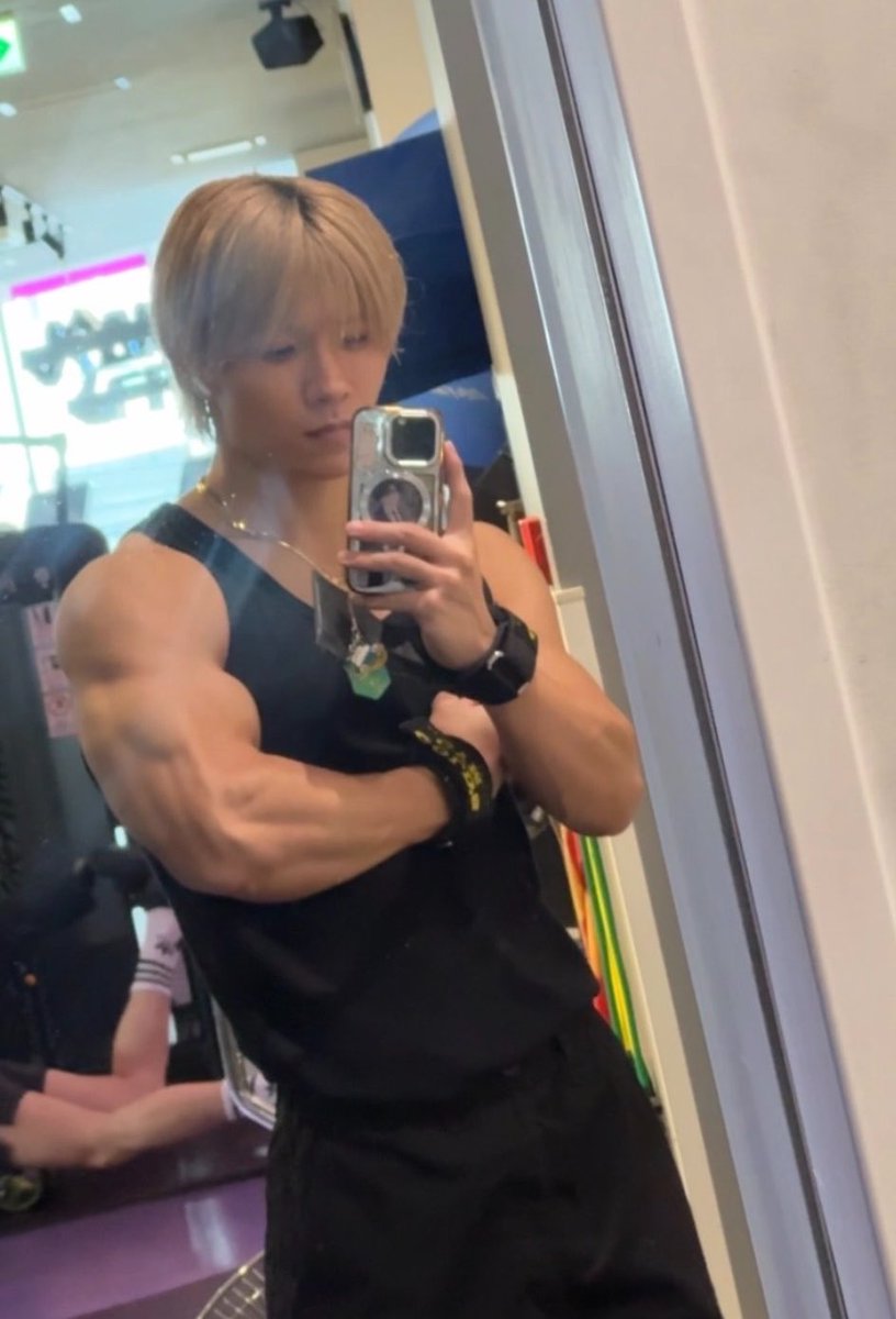 sora_workout's tweet photo. 色んなタンクトップ着てきたけど
ユニクロの590円タンクトップが1番いい https://t.co/vuECaregD6