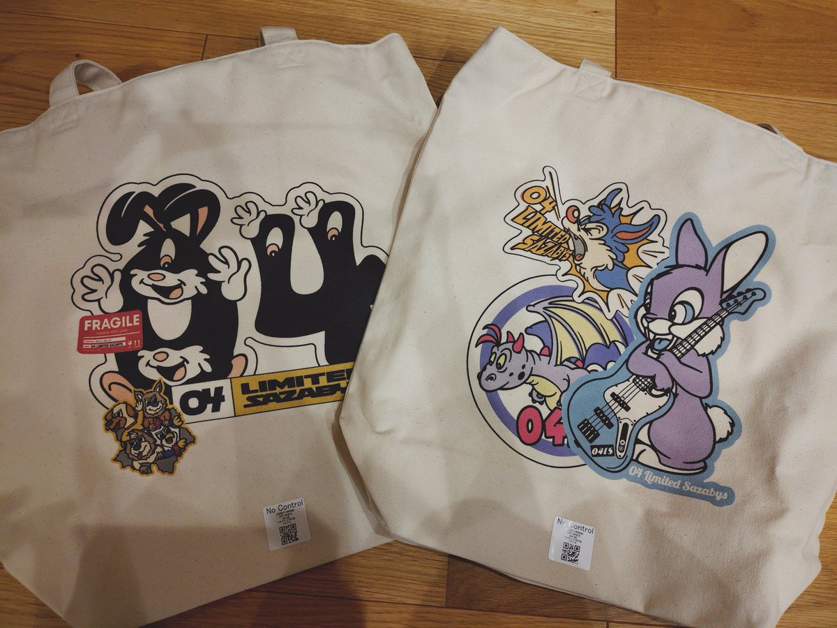 Riu23949539's tweet photo. UTもギリギリ届いたぜ〜😍
Tシャツは着ないだろうしトートバッグマニアなので左の HIROKAZくんデザインバージョンと自分のやつ作った😍
きゃわきゃわきゃわきゃわ♥ https://t.co/6yhE1pfEws