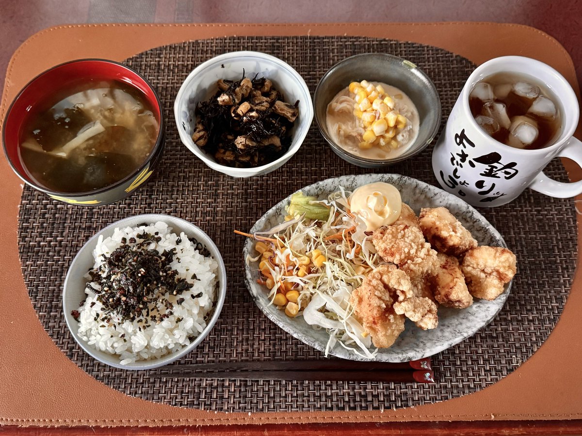 Butterfly_ENA's tweet photo. #今日の昼ご飯
#令和8年6月18日

今日は二七日(ふたなのか)
(初七日の次の七日目のこと)
早いもので2週間経ちました

#塩麹唐揚げ
#サラダ
#味噌汁
#ざくざくわかめご飯
#ひじきの煮物
#大根とコーンのツナサラダ

職場復帰して明日で1週間
疲れがかなり溜まってるけど頑張る

#RockinButterflysKitchen