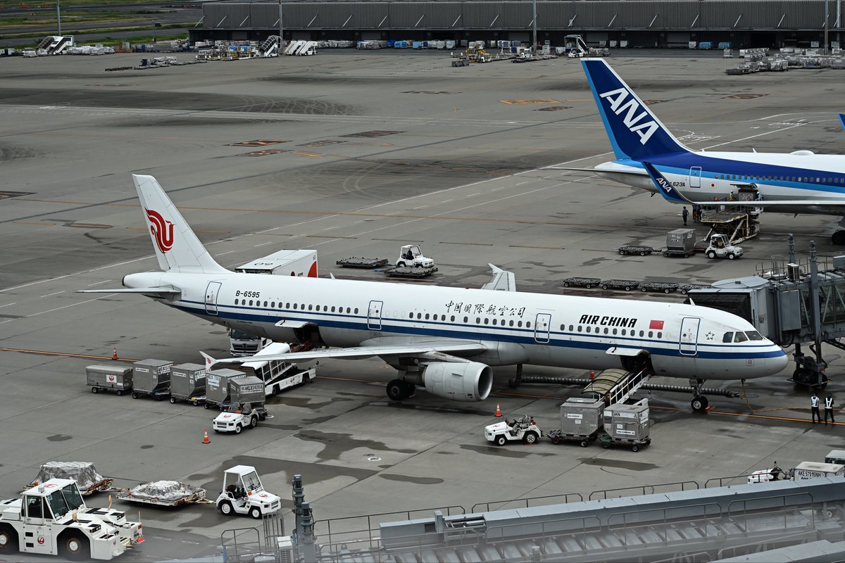 likeB767's tweet photo. 北京空港なう！
半年に1回くらいやる長距離飛行旅の始まり！エアチャイナのA321-213（B-6595）で北京首都国際機場へ。機内食食って寝てたら意外とすぐに着いた。ここは乗り継ぎ地だけど飛行機撮影しつつ次のフライトに備えますかね。 https://t.co/Fedyycqe3k