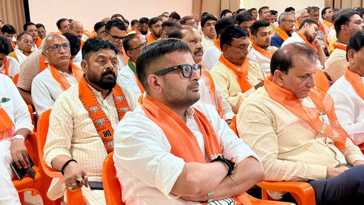 DrRutvij's tweet photo. મજબૂત સંગઠન દ્વારા વિકસિત રાષ્ટ્રનું નિર્માણ...

પંડિત દીનદયાળ ઉપાધ્યાય પ્રશિક્ષણ વર્ગ મહાઅભિયાન ૨૦૨૬ અંતર્ગત મંડળ કક્ષાએ યોજાનાર વર્ગ માટેની આયોજન બેઠક તેમજ મધ્યઝોનના વક્તાઓની કાર્યશાળા પ્રદેશ મહામંત્રી શ્રી @Hitendrasinhbjp અને વર્ગના રાષ્ટ્રીય ઝોન ઈન્ચાર્જ શ્રી @kcpatelbjpguj જીની ઉપસ્થિતિમાં આણંદ ખાતે યોજાઇ.

આ પ્રસંગે સંગઠનના વિચારોને વધુ મજબૂત બનાવવા, કાર્યકર્તાઓના કૌશલ્ય વિકાસ, અસરકારક સંવાદ અને જનસંપર્કને વધુ સશક્ત બનાવવા અંગે વિસ્તૃત માર્ગદર્શન અને ચર્ચા કરવામાં આવી.