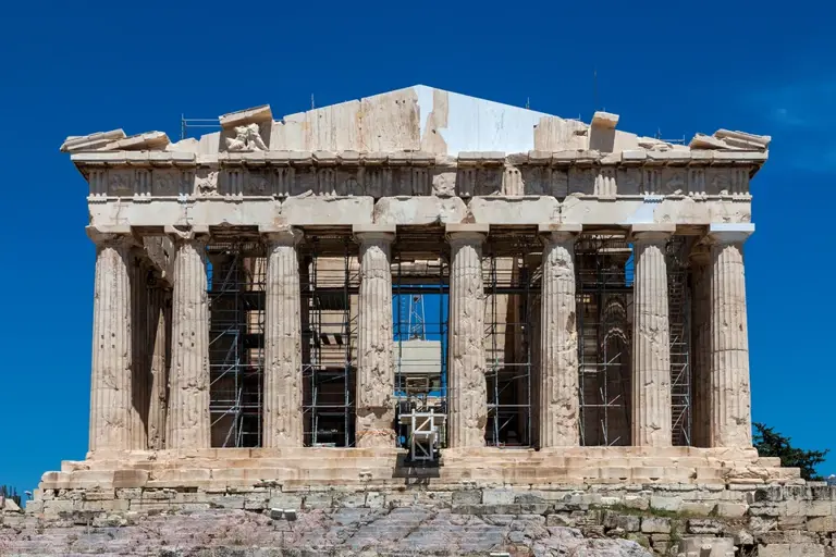 ypso15's tweet photo. Παρθενώνας: Η Δ. όψη αποκαλύπτεται μετά από 220 χρόνια
Ο ορθοστάτης του Δ. αετώματος αποκαταστάθηκε στην αρχική γεωμετρία του, με συγκόλληση των αρχαίων θραυσμάτων που είχαν σωθεί και συμπλήρωση με νέο μάρμαρο. Ο δεύτερος ορθοστάτης κατασκευάστηκε εξ ολοκλήρου από νέο μάρμαρο. https://t.co/F7p3Us7PzR