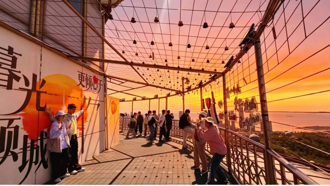 mggjrb's tweet photo. Qingdao TV Tower launches a Dragon Boat Festival sunrise special event limited to a single day on June 20. In the observation hall at an altitude of 248 meters, enjoy a 360° unobstructed bird's-eye view of Jiaozhou Bay—one side the vast blue sea https://t.co/EYe23OVbNB