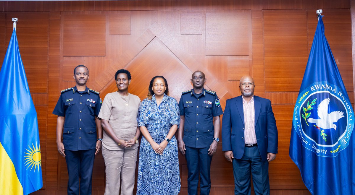 umunotanews's tweet photo. Kuri uyu wa Kane, Umuyobozi Mukuru wa Polisi y’u Rwanda, CG Felix Namuhoranye, yakiriye Umuyobozi Mukuru wa African Leadership University(ALU),  Sidee Dlamini.

Bagiranye ikiganiro cyibanze ku kurushaho gushimangira ubufatanye hagati y'impande zombi, cyane cyane mu rwego rwo kongerera ubushobozi abitabira amasomo ajyanye n’ubuyobozi atangirwa mu ishuri rikuru rya Polisi y’u Rwanda. #UmunotaNews