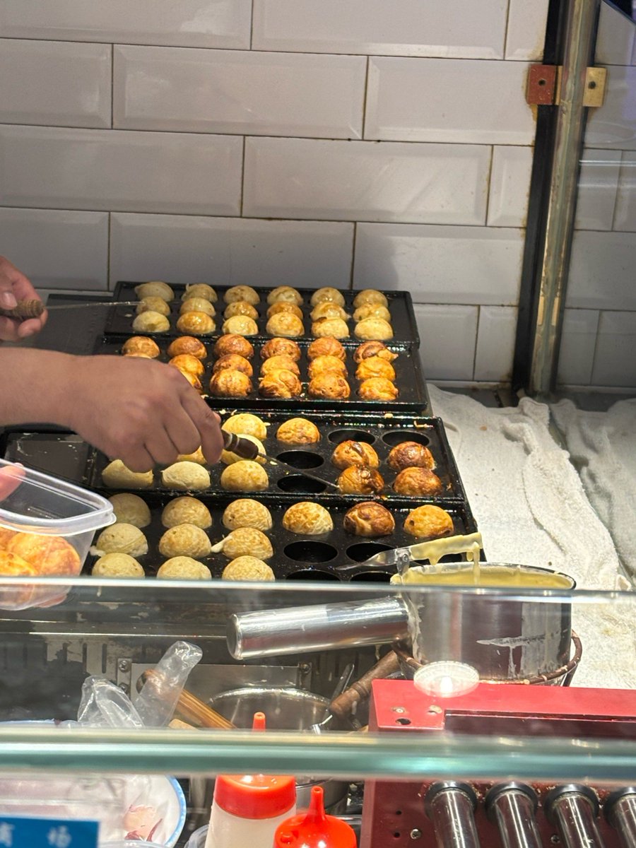 JenniferDe78992's tweet photo. Craving a warm, crispy takoyaki right from the street cart—loaded with mayo, bonito flakes, and that umami kick!  Street food hits different after a long walk!， https://t.co/dguIFMyuPZ