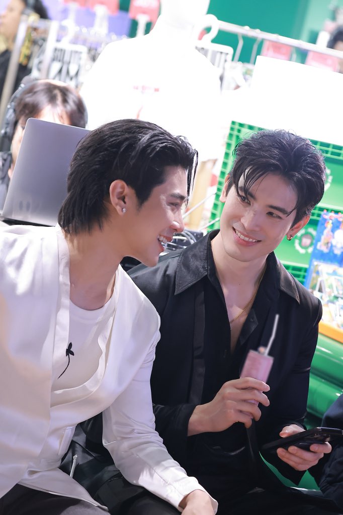 Paeez1993's tweet photo. ชีวิตพี่ก็รักแต่แป๋ว ดูสายตา ฮือออออ https://t.co/wAlQaqWgml