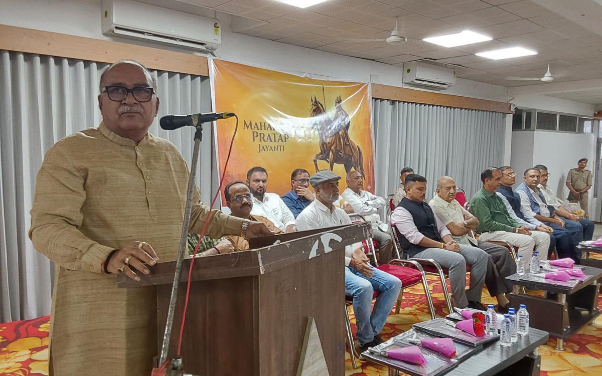 rrchavdamla's tweet photo. “અકબર ઓચિંતો જાગીને ,જેદી રૂદિયે કરે વિચાર,પ્રતાપ તારો ભાલો રે….મને સપને દેખાડે ફાળ..!”

મહારાણા પ્રતાપ જયંતી નિમિત્તે ….
શોર્ય,સ્વાભિમાન અને અડગ સંકલ્પના પ્રતીકને શત શત નમન:

મહારાણા પ્રતાપની ૪૮૬મી જન્મ જયંતિની ઉજવણી અર્થે હિંમતનગર ખાતે આયોજિત કાર્યક્રમમાં હાજરી આપી અને https://t.co/BllUrixIG2