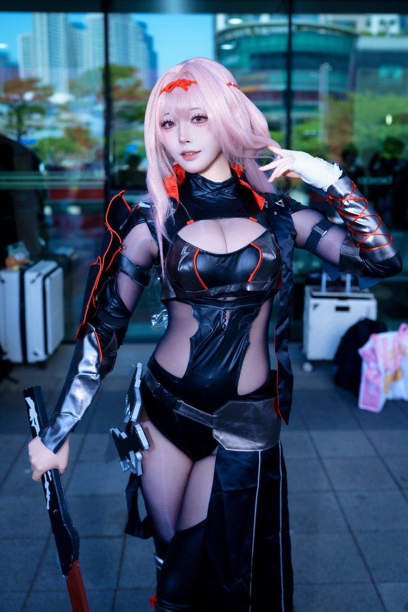 canvas4k's tweet photo. Amu @AMU_WAY

紅蓮：ブラックシャドウ

#cosplay #NIKKEcosplay #NIKKE #ニケ #紅蓮 #Scarlet https://t.co/RwuDt656Ct