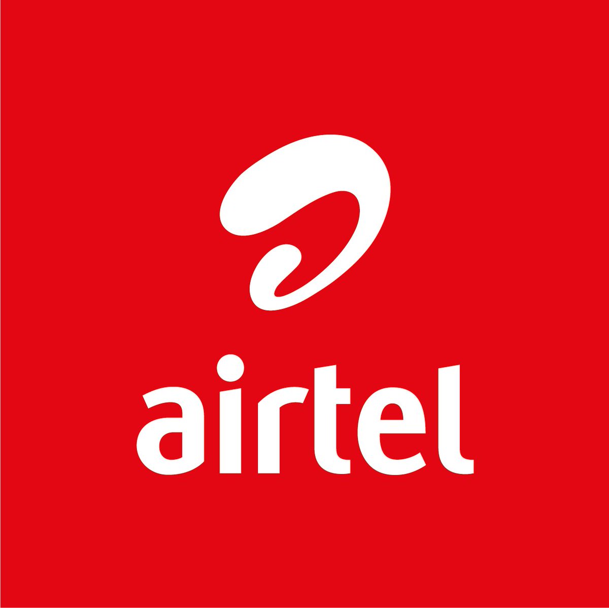 askvipendra's tweet photo. Jio, Airtel या Vodafone-Idea में अभी ऐसा कोई प्लान नहीं है जो सिर्फ OTP के लिए बनाया गया हो।

आजकल लगभग हर काम में OTP जरूरी हो गया है।

बैंक का काम हो, UPI हो, आधार हो, PAN हो या कोई सरकारी पोर्टल, बिना OTP के कुछ भी पूरा नहीं होता।

यही वजह है कि ज्यादातर लोगों के मोबाइल में दो सिम का स्लॉट होता है और बहुत से लोग दोनों स्लॉट का इस्तेमाल भी करते हैं।

एक नंबर बैंक, आधार, PAN, UPI और बाकी जरूरी दस्तावेजों में लगा होता है।

और दूसरा नंबर कॉल करने, WhatsApp चलाने और लोगों से बात करने के लिए इस्तेमाल किया जाता है।

दरअसल, OTP वाला नंबर अक्सर कई लोगों के पास पहुंच जाता है।

बैंक, स्कूल, कॉलेज, सरकारी पोर्टल, गैस एजेंसी, बीमा कंपनी और न जाने कितनी जगह वही नंबर दिया होता है।

ऐसे में कई लोग अपनी प्राइवेसी और सुविधा के लिए एक अलग नंबर रखते हैं।

ताकि जरूरी OTP वाले नंबर पर अनावश्यक कॉल कम आएं और दूसरा नंबर रोजमर्रा के इस्तेमाल के लिए रहे।

समस्या यह है कि दोनों नंबर चालू रखने के लिए रिचार्ज भी करवाना पड़ता है।

अगर एक नंबर पर ₹349 का रिचार्ज कराया जाए और दूसरे नंबर पर भी ₹349 का रिचार्ज कराया जाए।

तो महीने का खर्च:

₹349 + ₹349 = ₹698

हो जाता है।

यानी सालभर में:

₹698 × 12 = ₹8,376

खर्च हो जाते हैं।

जबकि सच्चाई यह है कि OTP वाले नंबर पर बहुत से लोग न कॉल करते हैं, न इंटरनेट चलाते हैं।

उन्हें सिर्फ OTP और जरूरी SMS चाहिए होते हैं।

फिर भी नंबर चालू रखने के लिए पूरा रिचार्ज कराना पड़ता है।

अगर टेलीकॉम कंपनियां सिर्फ OTP और जरूरी SMS के लिए कोई प्लान लेकर आएं।

और उसकी कीमत ₹30-₹35 प्रति माह रखी जाए।

तो सालभर का खर्च सिर्फ:

₹35 × 12 = ₹420

रहेगा।

यानी OTP वाले नंबर को चालू रखने के लिए हजारों रुपये खर्च करने की जरूरत नहीं पड़ेगी।

खासकर गांवों और छोटे शहरों में ऐसे लाखों लोग हैं जो दूसरा नंबर सिर्फ बैंक, आधार और OTP के लिए रखते हैं।

लेकिन रिचार्ज महंगा होने की वजह से कई बार नंबर बंद हो जाता है।

और फिर बैंक, UPI या सरकारी योजनाओं से जुड़े कामों में परेशानी शुरू हो जाती है।

जब मोबाइल में दो सिम का स्लॉट पहले से मौजूद है और करोड़ों लोग दो नंबर इस्तेमाल कर रहे हैं।

तो शायद समय आ गया है कि कंपनियां सिर्फ OTP और जरूरी SMS के लिए एक सस्ता OTP Only Plan भी लेकर आएं।

क्या आपको लगता है कि ₹30-₹35 महीने वाला ऐसा प्लान आना चाहिए?