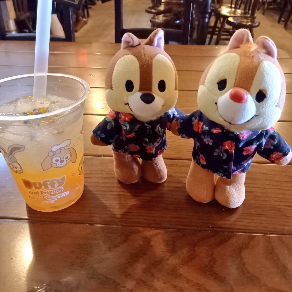 cdcd_orisu433's tweet photo. 先日のインで飲んだもの達🥤
25周年のスペドリ(レモンティー&amp;パッションフルーツ)と、クックオフのスパークリングドリンク(オレンジ&amp;ライチー)
どちらもスッキリ爽やかで、暑い中飲むのにピッタリだった！
ライチのジュレが、かつてのソアタピみもあって何だか懐かしかった✨ https://t.co/NucDU92MFi