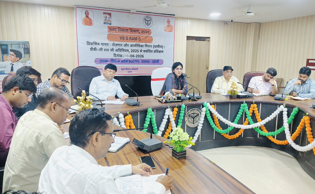 CdoBareilly's tweet photo. शासन के द्वारा दिए गए निर्देशों के क्रम में आज दिनांक 18-06-2026 को विकास भवन सभागार में समस्त BDOs, APOs, TA, लेखा सहायक और ऑपरेटर को विकसित भारत - रोज़गार और आजीविका मिशन (ग्रामीण) : वीबी–जी राम जी अधिनियम, 2025 के सम्बन्ध में आयोजित 1 दिवसीय कार्यशाला में प्रशिक्षण प्रदान किया साथ ही वृक्षारोपण अभियान 2026-27 के अन्तर्गत सभी सम्बंधित को निर्धारित लक्ष्य के सापेक्ष पूर्ति सुनिश्चित करने के निर्देश दिए गए एवं नरेगा योजना के अन्तर्गत चल रहे अपूर्ण कार्यों को पूर्ण कराने, NMMS के माध्यम से हाजरी लगाने, ससमय भुगतान करने आदि के सम्बन्ध में निर्देश प्रदान किये।