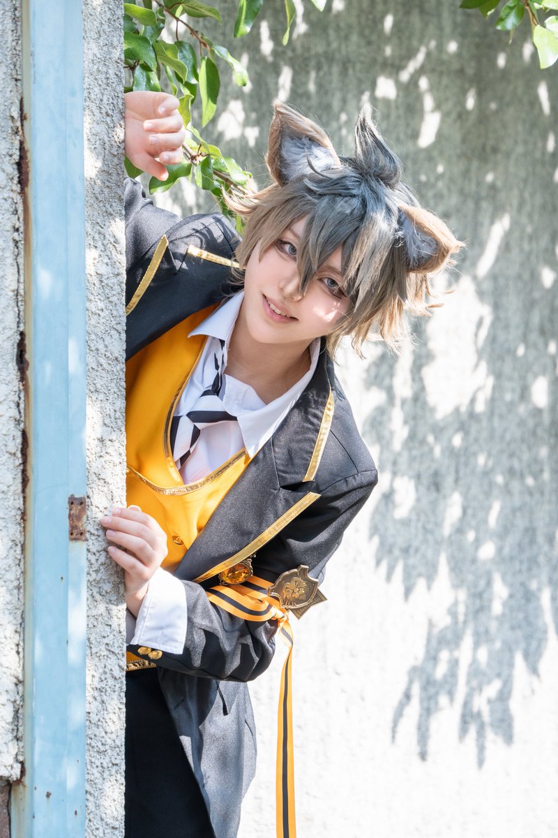 haisakiguruguru's tweet photo. cos / twst 
 🍩

 見てんのバレバレっすよ、監督生くん
   
 photo ： @1da57i https://t.co/sZQGfsb6Yq