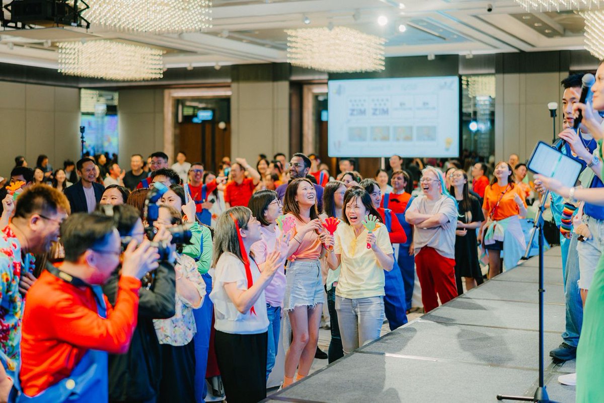 ZimShipping's tweet photo. 🕺#ZIMHongKong's annual dinner party was a celebration of achievements, and a reminder that behind every milestone and challenge overcome are the people who make it all possible.

This same sense of unity is what connects our global operations every day >> https://t.co/AW8lrerm2S https://t.co/zz71zn9U4R