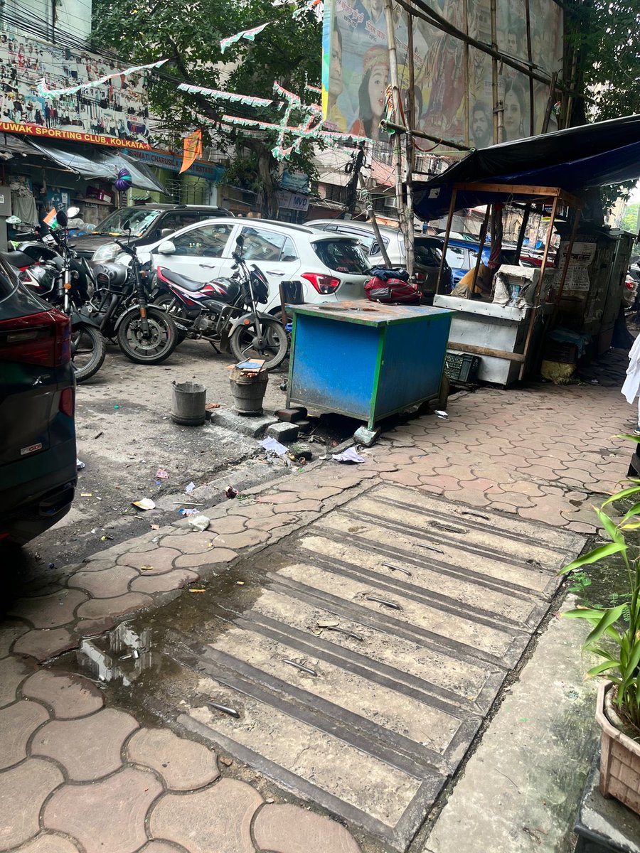 rushalitalks's tweet photo. This is a prime high court area in #kolkata comprising good law firms and local advocates office. The traffic is horrible, 3/4th reserved for parking with open gutters and waste spots. Footpaths are occupied by hawkers leaving no area for pedestrians. https://t.co/QMFYM4aN46
