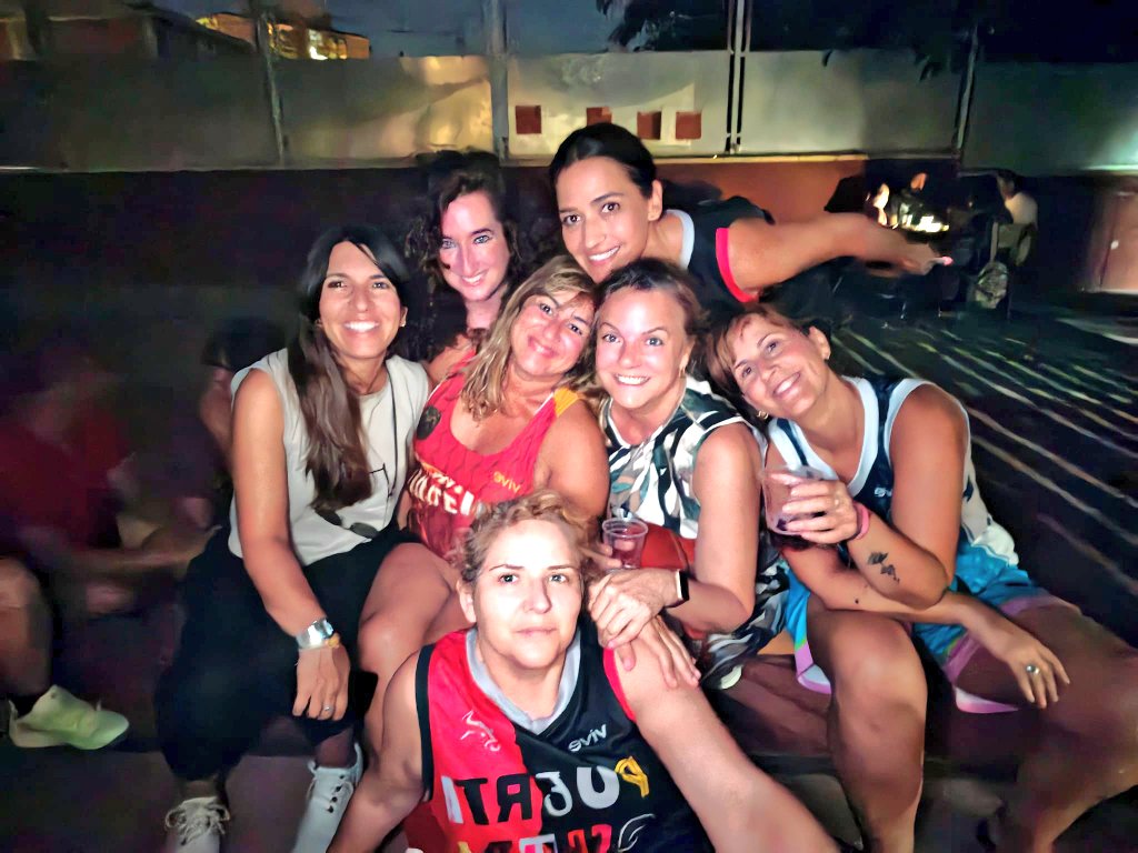CDJPuertaOscura's tweet photo. ¡¡ SE RESISTEN A MARCHARSE DE VACAS Y PIDEN LA PEÑA⛱️!!

+40 jugadores de todas las edades desde Infantil hasta Mom's pasando por Senior+35, Local, Voleibol, Cadetes...se dieron cita ayer en el Dark Door Arena (dentro y fuera) en una quedada improvisada🏀

#SiempreJuntos
#DjLucia https://t.co/Q0lDo5j8AM