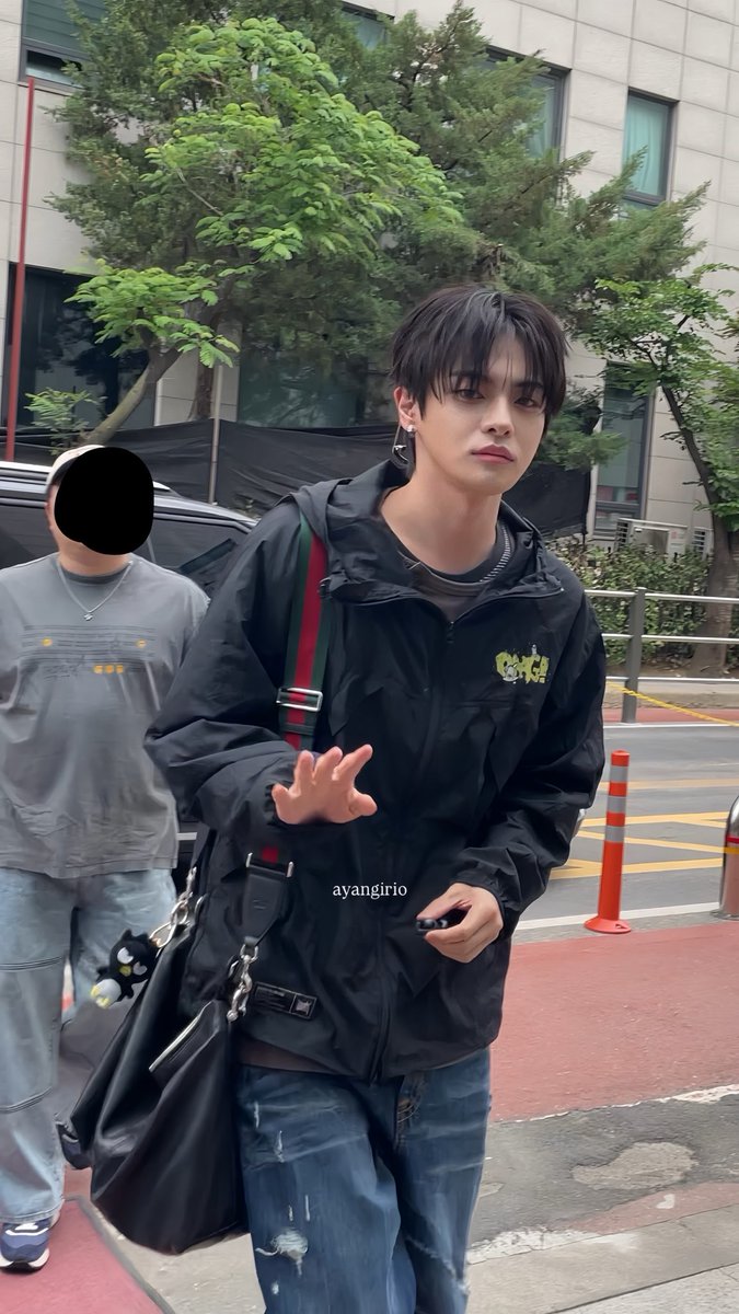 mrleokn's tweet photo. リオくん 実際イケメンなんだけど他撮り 動画見ると本当やばいんだよね ステージ上もいいけど現実にいるリアル質感のイリオってより一層やばくて もし街歩いてたらって考えると格の違い感じる https://t.co/CWxlS48Ef9