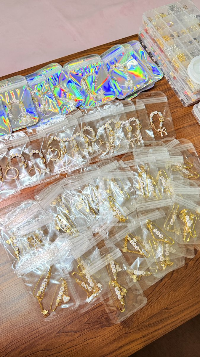 wtvnyahhh's tweet photo. freebies for #EXhOrizoninKL 👑

❤︎ bag pins
❤︎ phone charms
❤︎ keychains 

𐙚⋆ fcfs
𐙚⋆ 1 person 1 item je okie
𐙚⋆ no tnc, kalau jumpa ambil je 🫶🏻
𐙚⋆ i’ll be there before redemption/soundcheck que time (perlu dihabiskan sebelum masuk soundcheck pls 😮‍💨☝🏻)

#EXOinKL https://t.co/33zhQWPH1a