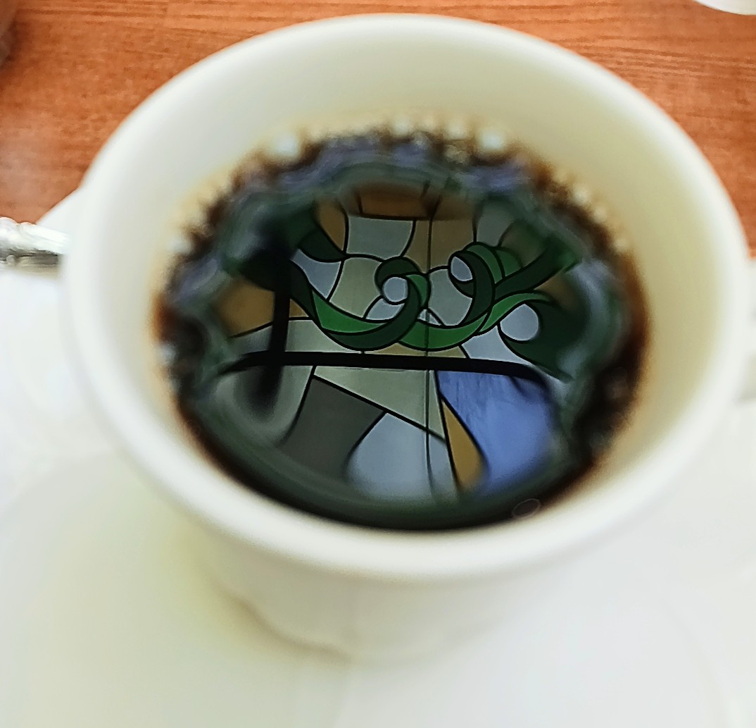 IcYu7130's tweet photo. 新宿にある、知る人ぞ知るレトロな喫茶店、珈琲西武☕
飴色の照明や昭和レトロなインテリアが味わいある広い店内。
盛り盛りのパフェの誘惑もあったが、ランチ後だったので今回は珈琲に。
天井のステンドグラスが珈琲に映りこむ様がまた美しく…本を片手に穏やかなひとときを楽しんだ。
#喫茶巡り https://t.co/2prpQdT2Gx