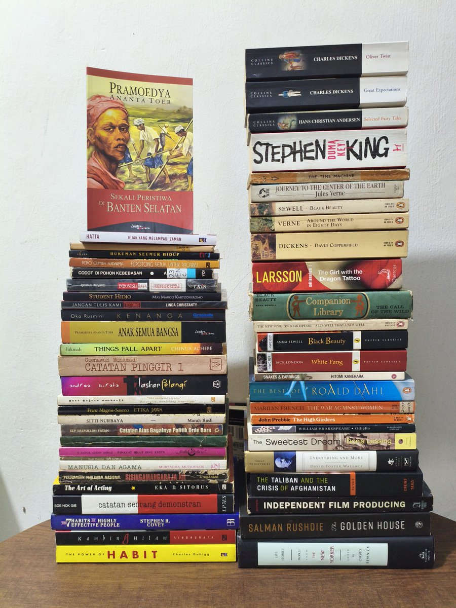 soentingmelajoe's tweet photo. Malam Jumat kali ini kami kembali dengan dua tumpuk buku: Indonesia dan impor. Bekas. Semua original!

Membeli buku di situasi sekarang tidak mudah. Ada kebutuhan lain yg perlu diselesaikan. Terima kasih buat kawan2 yg tetap membeli buku.

Semoga rezeki kita selalu dilancarkan🌻 https://t.co/clD4mgcTif