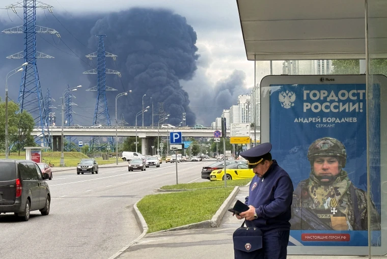 prestonstew_'s tweet photo. "it looks very strange when you're told on TV for four years only about victories, how everything is going well, and then there are explosions, burning houses, and infernos from flaming refineries right outside your window in the capital of Russia. 

Naturally, people start asking questions: is everything really going according to plan?"

-Russian milblogger Veteran Notes