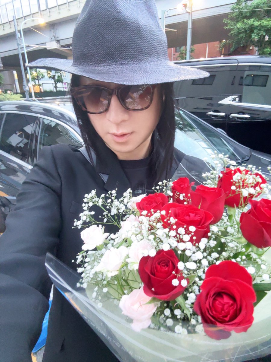 ASAGI_SOLO's tweet photo. 花束は東海林さんが御歳92歳ということで、赤薔薇9本とピンクのスプレー薔薇2本にしてみたよ💐

ラッピングは東海林さんの好きなグリーンカラーに🌿

ちなみにこの日集まった中でVo.は僕だけだったので僭越ながら「Happy Birthday」を歌わせていただきました🎶😽🎂緊張した～💦 https://t.co/zon3AfPc3o