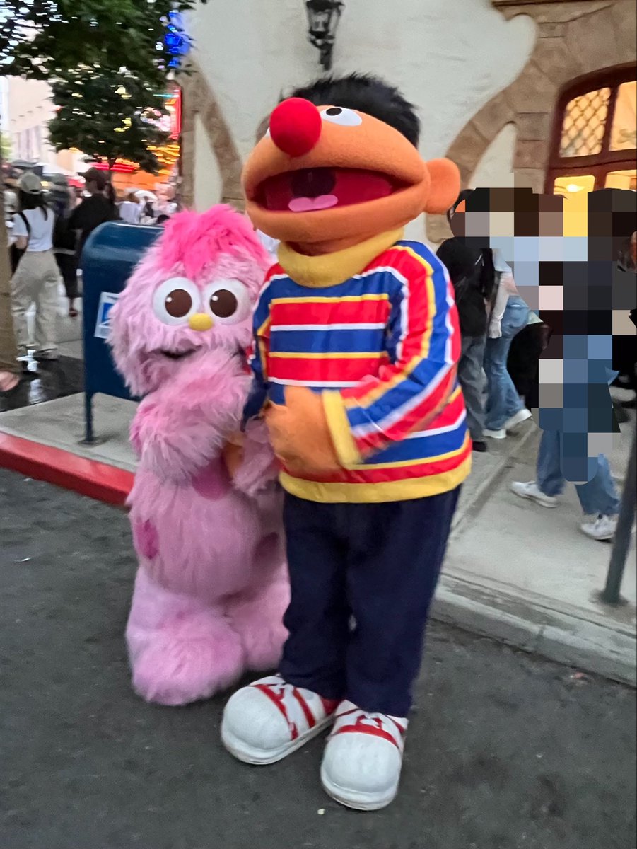 eutama13's tweet photo. そろそろ帰ろうかって頃合いの時、モッピーがアーニーにギュッとして可愛かった🩷🧡個人的にはあまり見たことないツーショット😊
#USJファン
#セサミストリート https://t.co/jzHBJG5Rqp