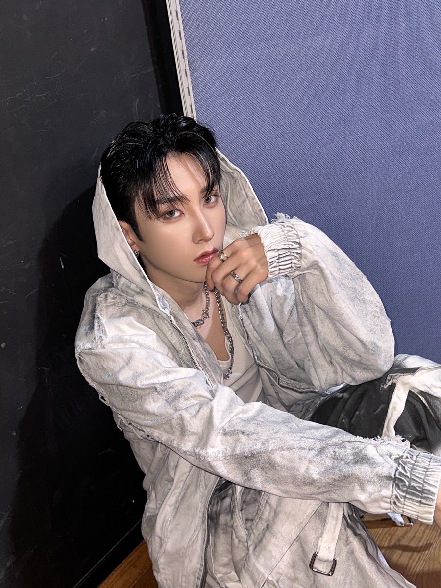 XODIAC_MEMBERS's tweet photo. [#웨인] 

오늘 엠카도 행복하게 완료!!
이번주도 화이팅!! 
쏘블리 사랑해 🐺🩶

#XODIAC #소디엑 #WAIN #웨인 https://t.co/oDhsXC9gPb