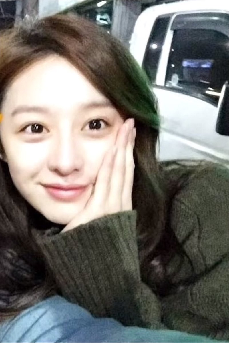 92geewonnini's tweet photo. 그시절 지원언니 진짜 초미녀 대학생의 느낌을 줌 https://t.co/6X79uTMxrD