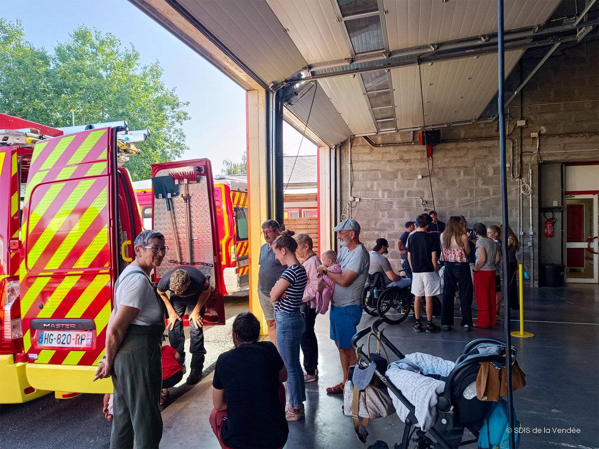 SDIS85's tweet photo. Vous avez été + de 2 500 à vous déplacer lors d'Une soirée chez les sapeurs-pompiers.
De quoi susciter l’intérêt puisque pas moins de 30 personnes ont émis le souhait de devenir SPV.
Merci à vous et aux 42 CIS qui ont ouvert leurs portes 
+ d'évènements : https://t.co/T7n0D3K5Yf https://t.co/O2XOobGLRe