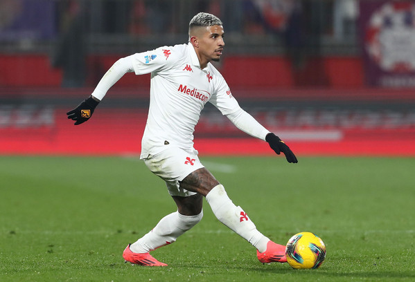 LAROMA24's tweet photo. ⚜️ Il direttore sportivo della #Fiorentina, Fabio #Paratici, non chiude le porte alla cessione di #Dodo 

🇧🇷 Sul brasiliano accostato all'#AsRoma: "Ha ambizioni legittime, valuteremo il meglio per lui" ▶️ https://t.co/zRUrsoorEo

[@SkySport] https://t.co/Gnv3KZzOfE