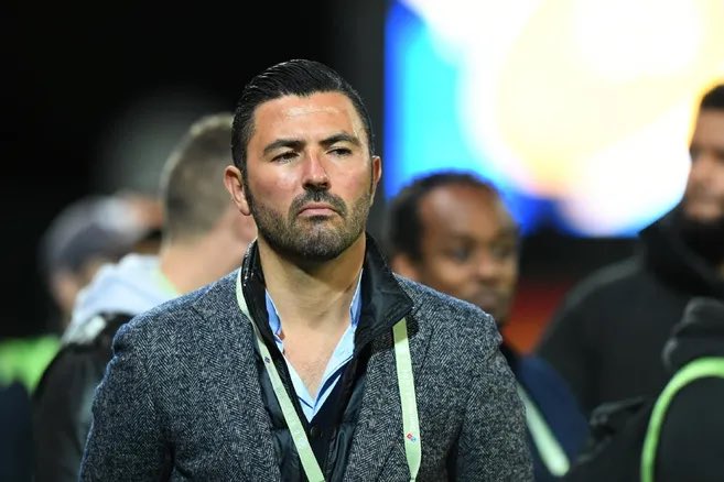DZFOOTBALLDZ's tweet photo. 🚨🎙️ Les constats ALARMANTS de Matmour, Lemouchia, et Anthar Yahia après la défaite de l’Algérie : 

🗣️ LEMOUCHIA : “ l’Argentine n’a jamais paniqué, ils ont tranquillement géré le match. Au-delà du jeu, c’est surtout certains comportements des joueurs qui sont à revoir et à rectifier très rapidement. ”

🗣️ MATMOUR : “ On peut comprendre que parfois on ne soit pas en place tactiquement, mais c’est surtout les comportements qui ne sont pas normaux, on a senti aucune tension chez les joueurs alors que c’est une CDM, face à l’Argentine, les champions du monde, le match de sa vie, on attendais beaucoup plus. L’Argentine a préparé son match. ”

🗣️ ANTHAR YAHIA : “ Il y a des attitudes… quand on affronte l’Argentine et qu’on joue seulement la 15ᵉ minute de jeu, j’ai le devoir de te mettre sous pression de façon agressive. Le supporter algérien pardonnera tout à partir du moment où tu as ces attitudes là.”