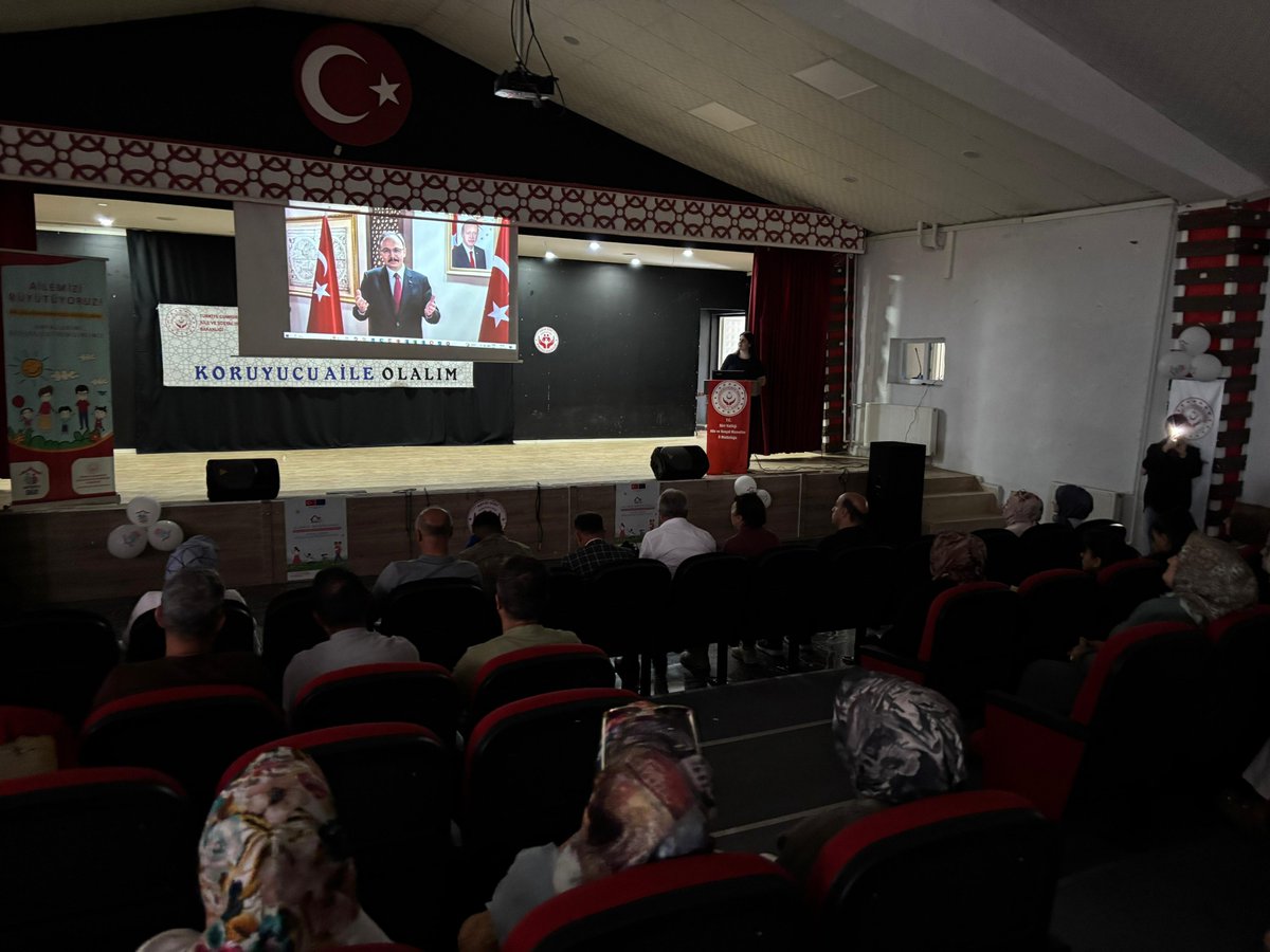 siirtashim's tweet photo. Koruyucu Aile Farkındalık Eğitimi Eruh’ta Gerçekleştirildi

Eruh ilçemizde, koruyucu aile hizmet modelinin tanıtılması ve toplumda farkındalığın artırılması amacıyla vatandaşlarımıza yönelik Koruyucu Aile Eğitimi gerçekleştirildi.

Eğitim kapsamında; koruyucu aile hizmet modelinin önemi, başvuru süreçleri, koruyucu ailelerin üstlendiği sorumluluklar ve çocuklarımızın güvenli, sağlıklı ve sevgi dolu aile ortamlarında desteklenmesinin önemi hakkında bilgilendirmelerde bulunuldu.

Her çocuğun sevgi, şefkat ve güven içerisinde büyüme hakkı vardır. Koruyucu aile hizmet modeliyle çocuklarımızın aile sıcaklığında geleceğe güvenle hazırlanmasına katkı sunmaya devam ediyoruz.
@tcailesosyal @mahinurozdemir @ashb_cocuk @Dr_KemalKzlkaya
