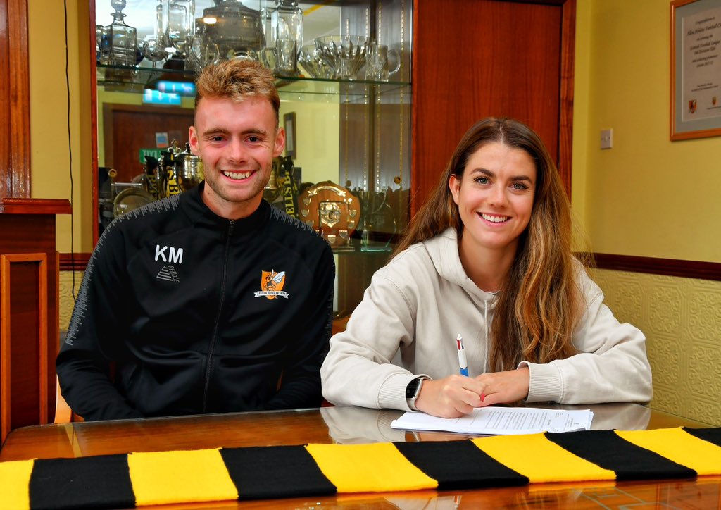 AlloaAthWFC's tweet photo. 🐝 | The first female manager of Alloa Athletic.

Not official until a scarf picture. 

Welcome to your new role, Jill! https://t.co/bEhRd6GYF9