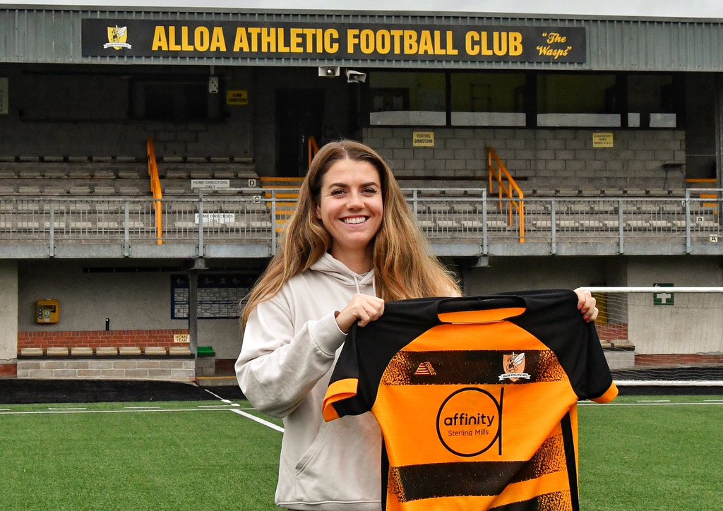 AlloaAthWFC's tweet photo. 🐝 | The first female manager of Alloa Athletic.

Not official until a scarf picture. 

Welcome to your new role, Jill! https://t.co/bEhRd6GYF9