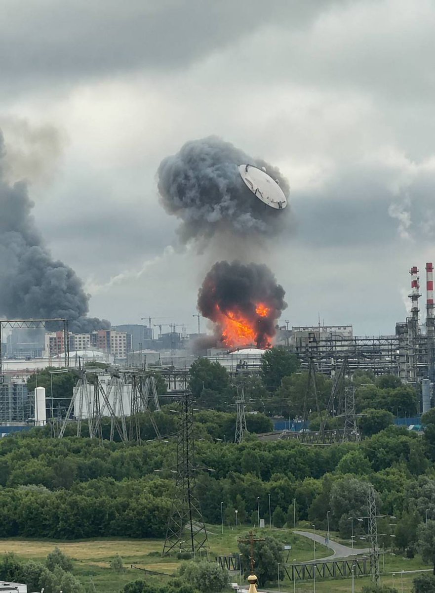 PicturesFoIder's tweet photo. Ukraine drone strikes hit Moscow oil refinery in biggest attack on Russian capital since war began https://t.co/C3mqDqyZO0