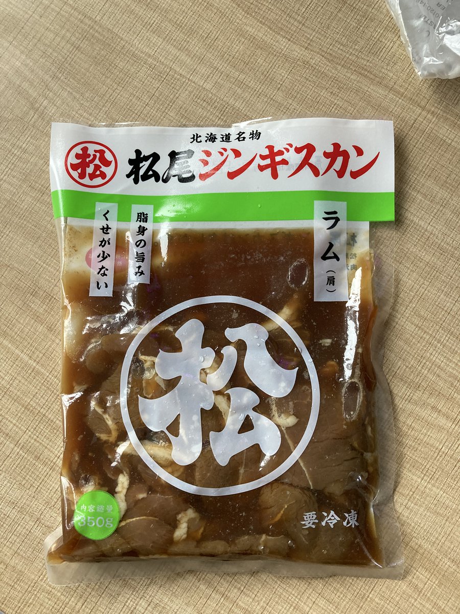 mcrae2432's tweet photo. 今夜は、矢野さんが北海道のお土産で、ジンギスカンをくれたのでそれを試食！早く食べてもらいたかったのでしょう、玄関のドアノブ引っかけとくと言うので、帰ってみたら丁度解凍されていて直ぐ焼ける状態だった！（笑）食べてみたらメッチャウマい！ご飯がメッチャ進み、野菜と共に2ラウンド分いただきました！矢野さんまたお願いしますね！!(^^)!